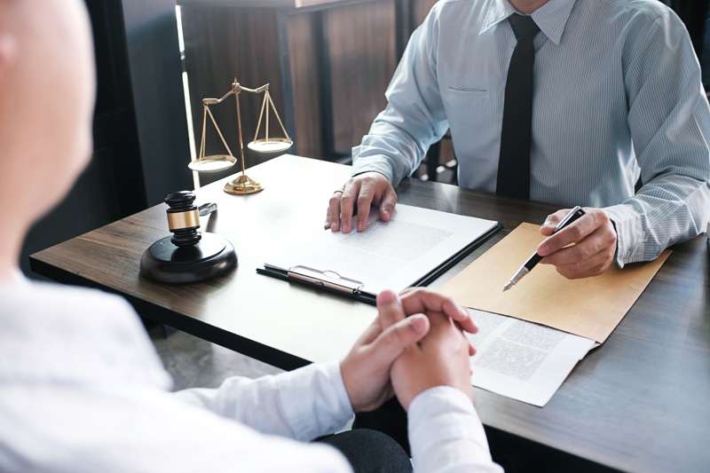 محامي قضايا عمالية من شركة نخبة للمحاماة والاستشارات القانونية